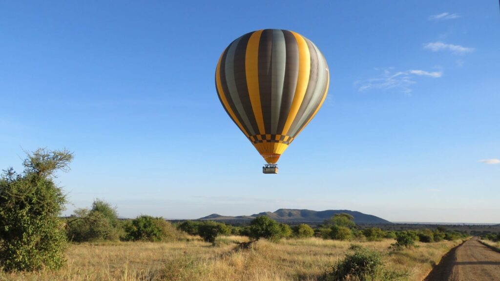 hot air balloon in serengeti national park